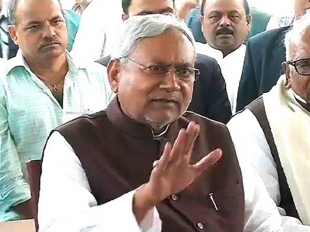 नीतीश कुमार फिर बनेंगे बिहार के सीएम, रविवार को होगा शपथग्रहण #Bihar CM Jitan Ram Manjhi resigns; to address media shortly