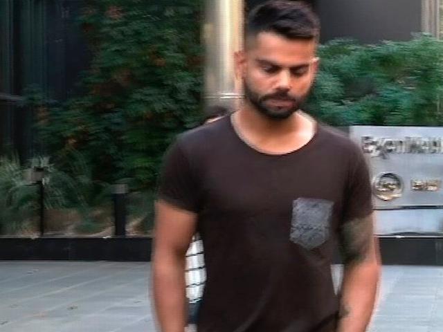 ...जब फैन्स से घिरे कोहली virat kohli