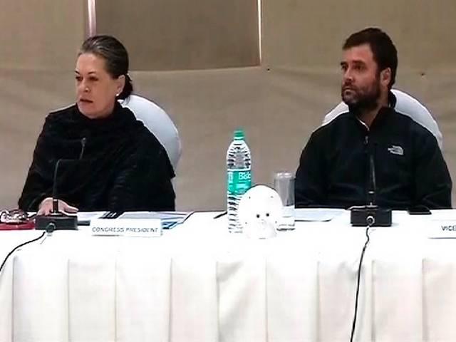 'सोनिया, राहुल को पाक समर्थक रूख के लिए देश से माफी मांगनी चाहिए' congress president sonia gandhi and vice president rahul gandhi shuold apologies for supporting pakistan says bjp