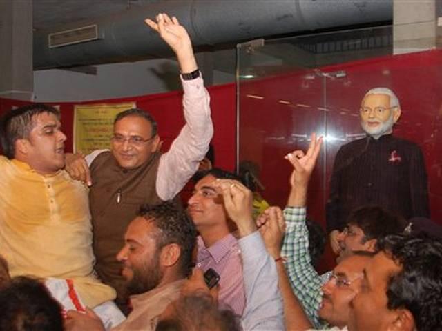 मोदी सूट अब लालजी के नाम, 4.31 करोड़ में नीलाम Modi’s monogrammed suit auctioned for Rs 4.31 crore