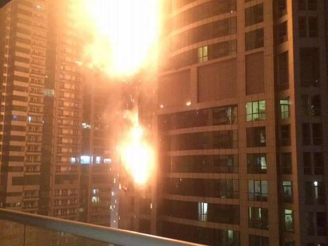 दुबई की 79 मंजिला बिल्डिंग में आग लगी Fire erupts at Torch tower in Dubai