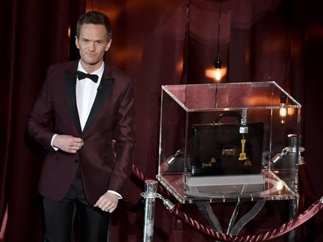 Oscars 2015: होस्ट करते समय एक कमेंट कर ट्विटर पर ट्रेंड्स में छाए नील पैट्रिक हैरिस Neil Patrick Harris mocks white Oscars in funny musical opener