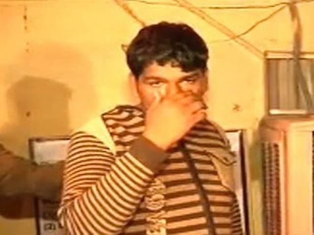 दिल्ली में लड़की को उसकी कार से खींचने की कोशिश दिल्ली में लड़की को उसकी कार से खींचने की कोशिश