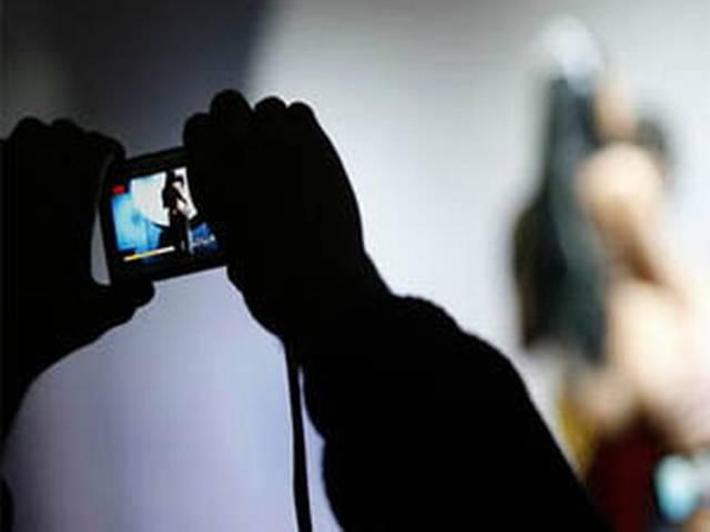 ...और जब थाने में न्यूड होकर नाचने लगी महिला, वीडियो लीक होने पर मचा बवाल! Russian_police_filmed_mocked_mentally ill_woman_stripped naked_started dancing_station
