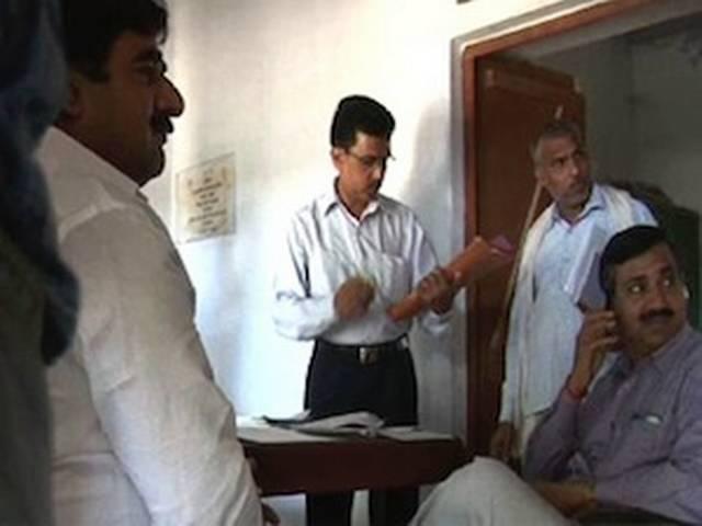 नकलची छात्रों को छुड़ा ले गया MLA भतीजा नकलची छात्रों को छुड़ा ले गया MLA भतीजा