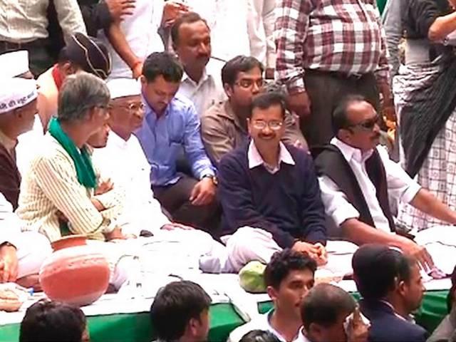 मोदी सरकार उद्योगपतियों के लिए प्रॉपर्टी डीलर का काम कर रही है: केजरीवाल Arvind Kejriwal_Land Acquisition bill_