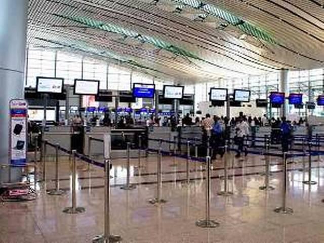 सेना अधिकारी की पत्नी IGI हवाईअड्डा पर गिरफ्तार सेना अधिकारी की पत्नी IGI हवाईअड्डा पर गिरफ्तार