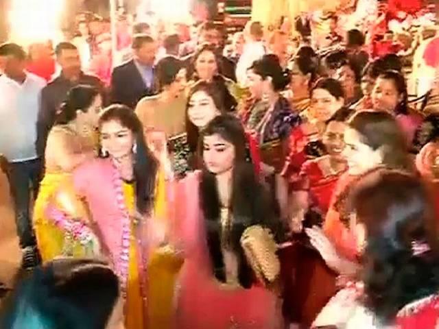 पोते की बारात लेकर लालू के घर पहुंचे मुलायम, पीएम मोदी समेत कई दिग्गज शामिल Tej Pratap and Raj Lakshmi