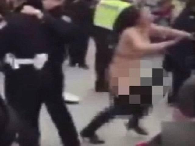 ...तो बीच सड़क में ही महिला ने उतार दिए अपने कपड़े! Woman_strips off_attack_police_NAKED_husband_drink & drivE_China