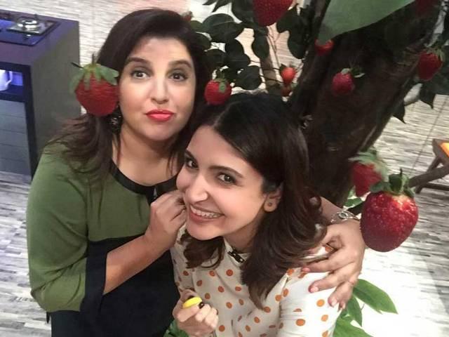 मां के साथ फराह की दावत शो में पहुंची अनुष्का शर्मा Anushka Sharma treats Farah Khan to ‘tasty daawat’
