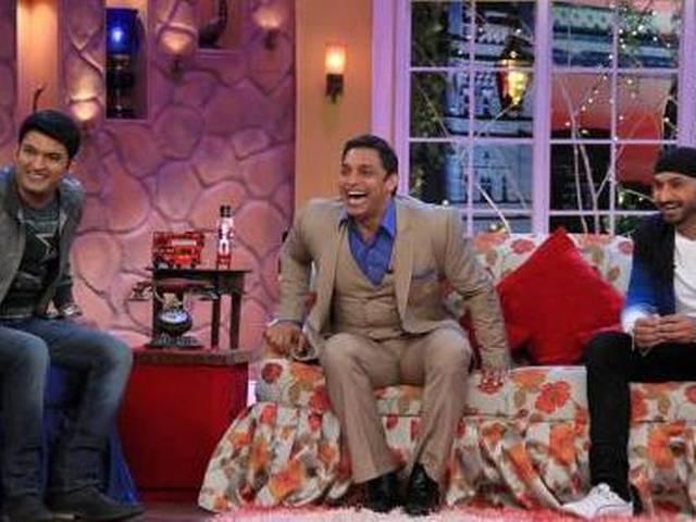 कामेडी नाइट्स में पाक क्रिकेट का मजाक उड़ाने के लिये अख्तर की आलोचना COMEDY NIGHT_KAPIL SHARMA_SHOIB AKHTAR_HARBHAJAN SINGH