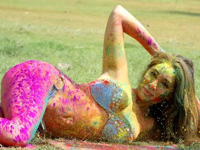 'जब सलमान-रितिक टॉपलेस हो सकते हैं तो मैं क्यों नहीं?' sofiya_holi_HOT_PHOTOshoot