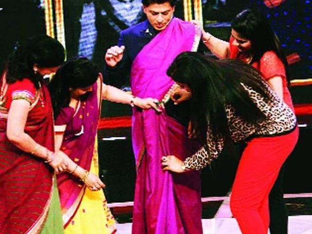 पहली बार साड़ी में दिखे शाहरूख खान Shahrukh khan in sari