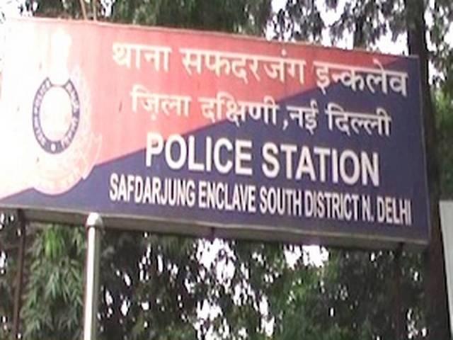 दिल्ली: कार में नाबालिग के साथ गैंगरेप, आरोपी फरार दिल्ली: कार में नाबालिग के साथ गैंगरेप, आरोपी फरार