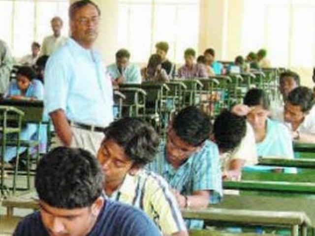 पैरों से लिखकर दे रहा है सैफी दसवी बोर्ड की परीक्षा Saifi_tenth board_