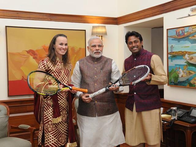 पेस-हिंगिस ने पीएम मोदी को भेंट किए ऑस्ट्रेलियाई ओपन का रैकेट paes and hingis