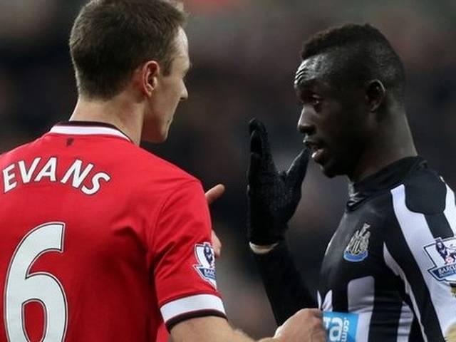 दो फुटबॉलरों के खिलाफ एक-दूसरे पर थूकने पर आरोप Papiss Cisse & Jonny Evans charged with spitting by FA