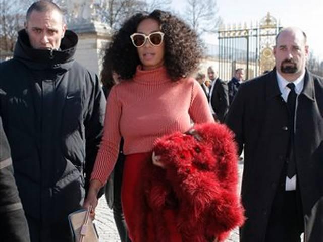 अब सोलांजे नोल्स हुईं 'शर्मनाक' परिस्थिति का शिकार When Solange Knowles faced oops moment