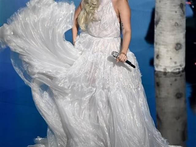 शादी को पारिवारिक बनाने में जुटीं गागा Lady Gaga planning family wedding