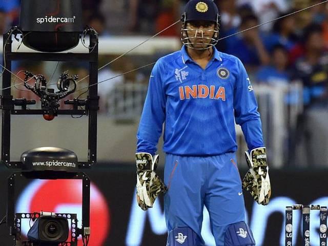 गेंदबाजों के अच्छे प्रदर्शन के कारण मैं सर्वश्रेष्ठ दिखता हूं: धोनी dhoni