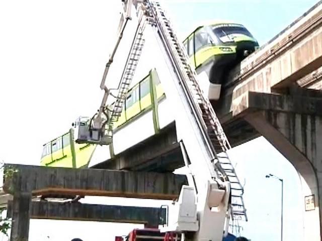 मुंबई में फंसी मोनो रेल, क्रेन से निकाले गए यात्री monorail breaks down