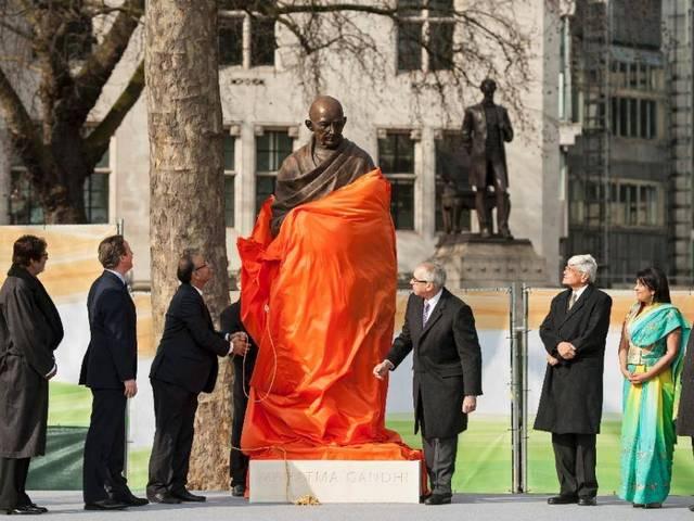 अमिताभ ने किया गांधी की मूर्ति का अनावरण Amitabh Bachchan_bronze statue_Mahatma Gandhi_Parliament Square_London