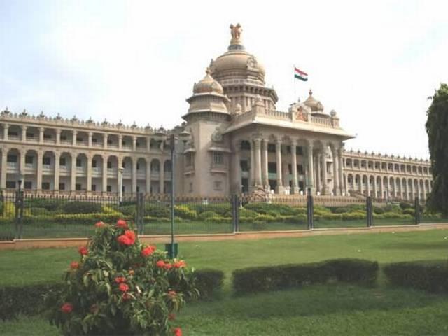 भद्दा इशारा करने वाले विधायक को विधानसभा से निकाला गया mla making offinsive gestures ousted from the karnataka assembly