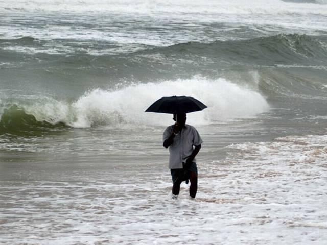 चक्रवात के कारण ओडिशा में भारी वर्षा चक्रवात के कारण ओडिशा में भारी वर्षा