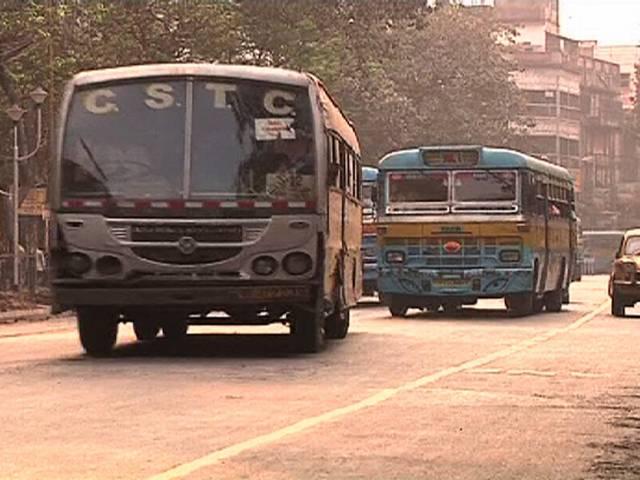दो महीनों के बाद सीमांध्र की सड़कों पर दौड़ी बसें दो महीनों के बाद सीमांध्र की सड़कों पर दौड़ी बसें