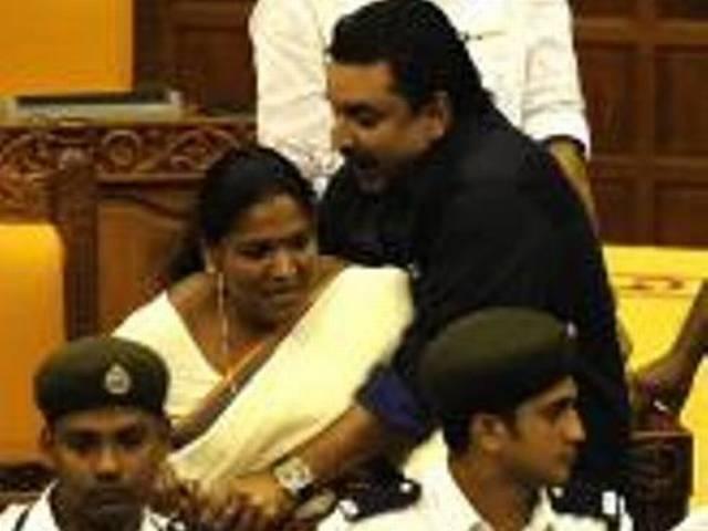 केरल: महिला विधायक ने दी दांत काटने पर सफाई Kerala_