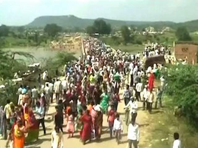 मंदिर में भगदड़ से मरने वालों की संख्या हुई 115 मंदिर में भगदड़ से मरने वालों की संख्या हुई 115