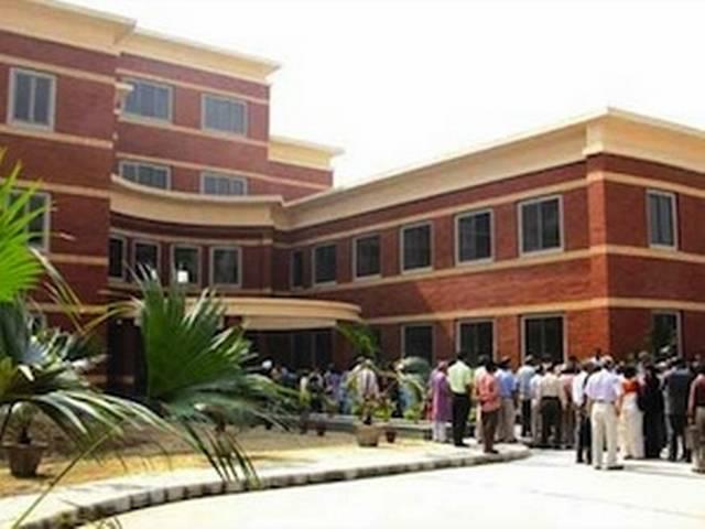 एसएफआई ने डीयू परिसर में निकाली रैली एसएफआई ने डीयू परिसर में निकाली रैली
