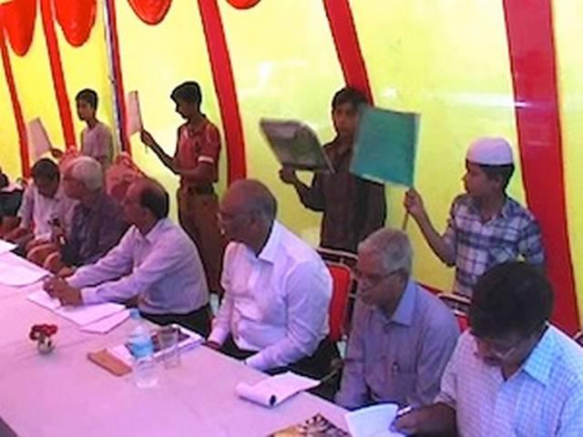 यूपी: घंटों बच्चों से पंखा कराते रहे सरकारी अफसर यूपी: घंटों बच्चों से पंखा कराते रहे सरकारी अफसर