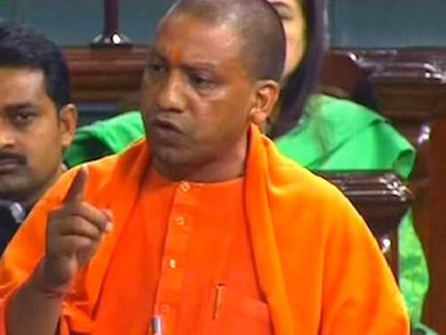 गोंडा में योगी आदित्य नाथ पुलिस हिरासत में गोंडा में योगी आदित्य नाथ पुलिस हिरासत में