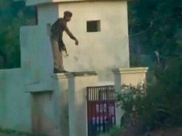 जम्मू कश्मीर के कठुआ में थाने पर हमला करने वाले दोनों आतंकी ढेर, सीआरपीएफ जवान समेत दो की भी मौत jammu_kashmir_police_station_attack