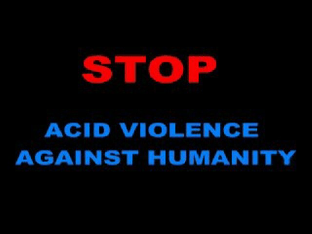 टोका टाकी से खफा होकर पति पर ही फेंका तेजाब, चेहरा झुलसा wife allegedly throws acid at husband
