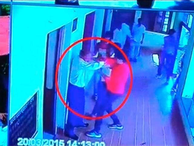 झांसी में नकल करते पकड़ने पर समाजवादी पार्टी के छात्र नेता ने की कॉलेज के प्रोफेसर की पिटाई cheating cases in the state board examinition of bihar and uttar pradesh