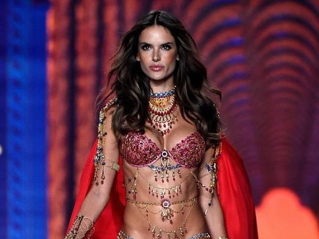 अलेसैंड्रा ने खिंचवाई सेमी न्यूड तस्वीरें Alessandra Ambrosio poses topless as she wears nothing but ‘boyfriend’ jeans for a racy photoshoot on Malibu beach