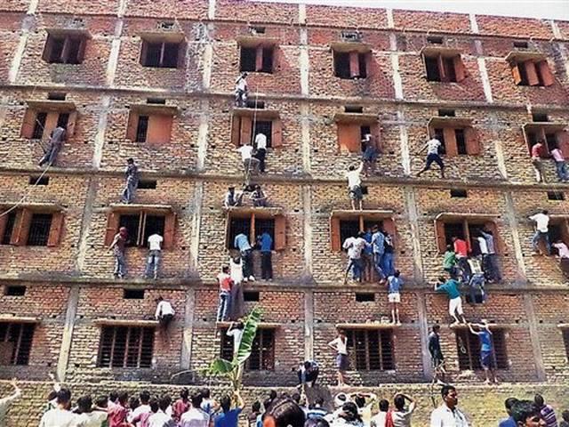 मैट्रिक परीक्षा: नकल करते-कराते 900 परीक्षार्थी और अभिभावक गिरफ्तार Over 900 held in anti-cheating operation in matriculation exam