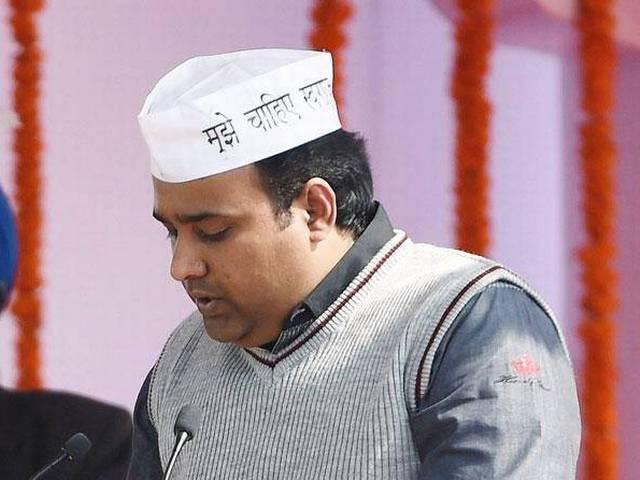 पत्नी के पांव रोज़ छूता है दिल्ली सरकार का ये मंत्री Delhi Minister touches wife’s feet’ daily