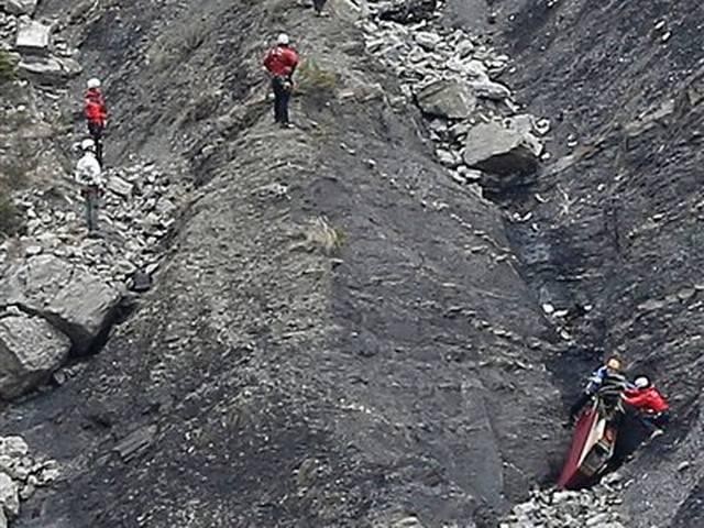हेलीकॉप्टर से उठाए जा रहे हैं विमान दुर्घटना में मारे गए लोगों के अवशेष Remains of victims being airlifted from crash site