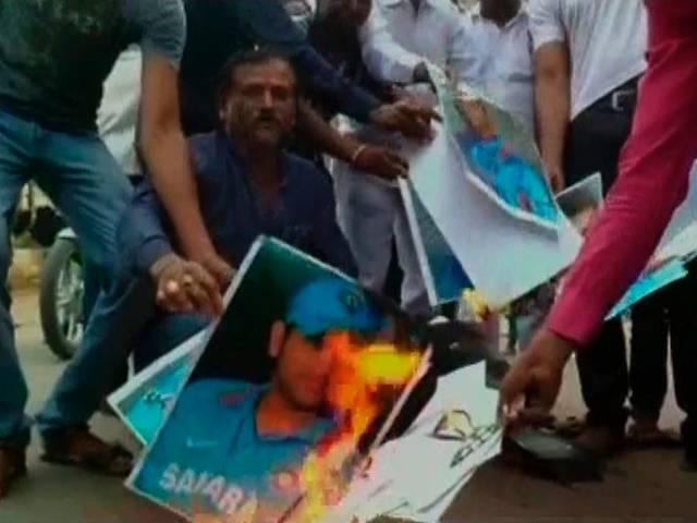 हार पर गुस्से में फैंस, कहीं तोड़े गए टीवी तो कहीं जलाए गए अनुष्का के पोस्टर World Cup 2015