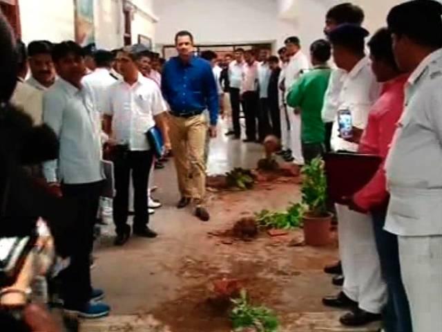 गुजरात विधानसभा में जमकर हंगामा, कांग्रेस विधायकों पर तोड़फोड़ का आरोप gujrat assembly