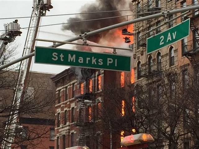 न्यूयॉर्क: विस्फेट के बाद बिल्डिंग में लगी भीषण में आग newyork_building_fire