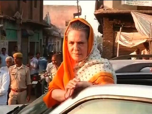 अपने संसदीय क्षेत्र रायबरेली पहुंची सोनिया गांधी, बेमौसम बारिश से प्रभावित किसानों का हाल जाना sonia gandhi