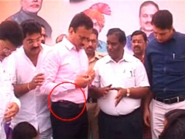 विकलांग बच्चों के स्कूल में कमर में रिवॉल्वर लगाए पहुंचे महाराष्ट्र के जल संसाधन मंत्री गिरीश महाजन Maharashtra Minister Girish Mahajan