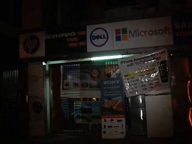 दिल्ली के प्रीत विहार में 5 लाख रुपये की लूट delhi preet vihar loot