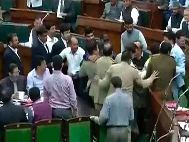 जम्मू-कश्मीर में बाढ़ की विपदा को लेकर विधानसभा में जमकर हंगामा, सरकार और विपक्ष में जमकर धक्का-मुक्की और मारपीट jammu_assembly_clash