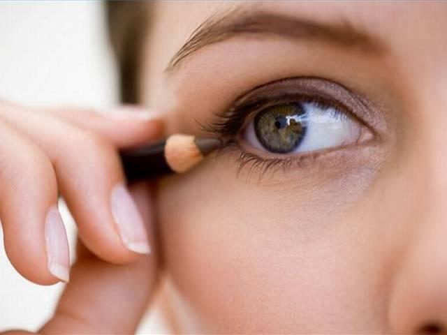 आइलाइनर लगाती हैं तो हो जाइए सावधन! eyeliner