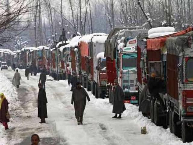 जम्मू-श्रीनगर राजमार्ग चौथे दिन भी बंद, 600 से अधिक यात्री फंसे Jammu-Srinagar national highway shut; over 600 passengers stranded
